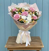 Букет цветов из:  Гвоздики, Орхидеи и Розы в Пестриково