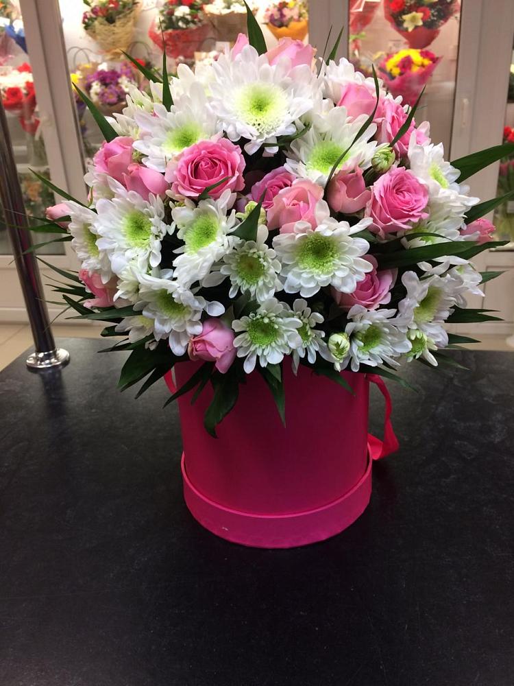 Цветочная композиция из Розы и Хризантемы в шляпной коробке в Пестриково